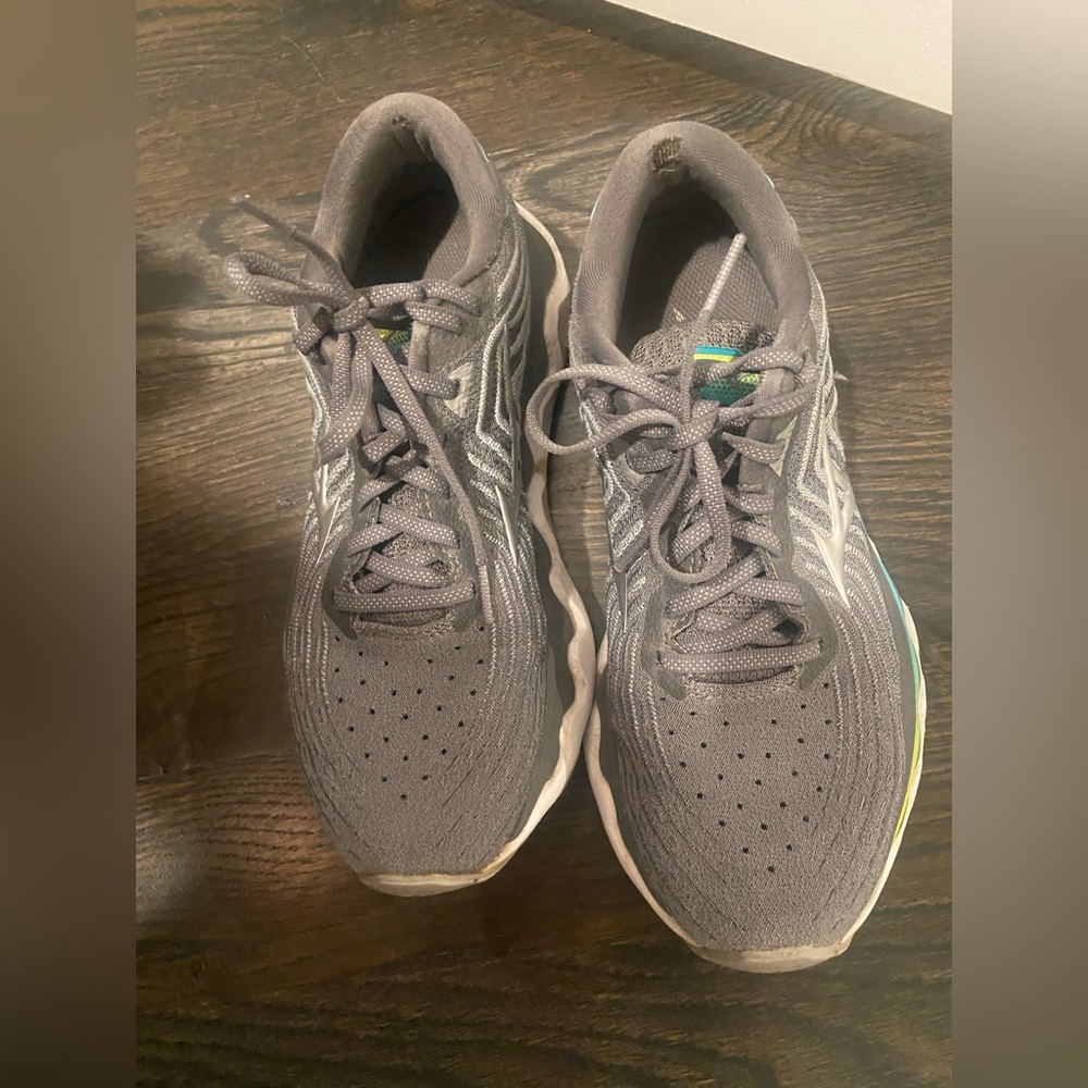 Mizuno Wave Horizon women’s Gray Athletic Sneakers